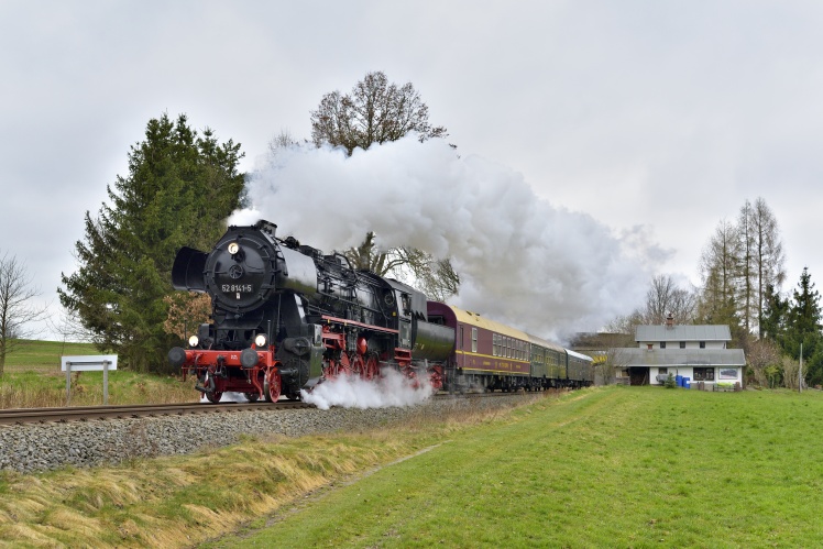 Sonderzug am Karfreitag.
Mit dem Osterhasen durch die Oberlausitz.
52 8141 vor Neusalza-Spremberg