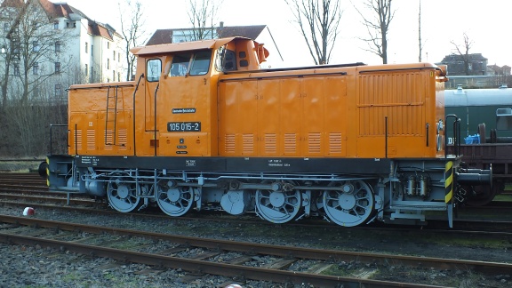 105 015 nach einer Reinigung vor dem Löbauer Maschinenhaus