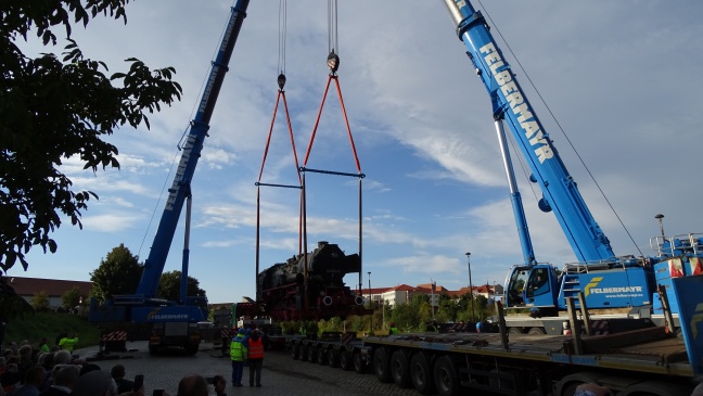 von 2 großen Kränen wird die Lok an ihren neuen Standplatz gehoben