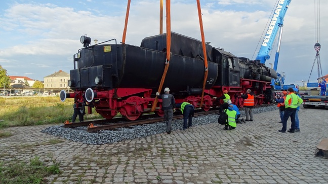 noch wenige Zentimeter, dann ist auch der Tender an seinem neuen Platz angekommen