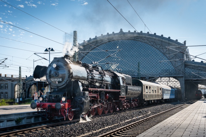 Dampflok 52 8141 bei der Ausfahrt aus dem Bahnhof Dresden-Neustadt